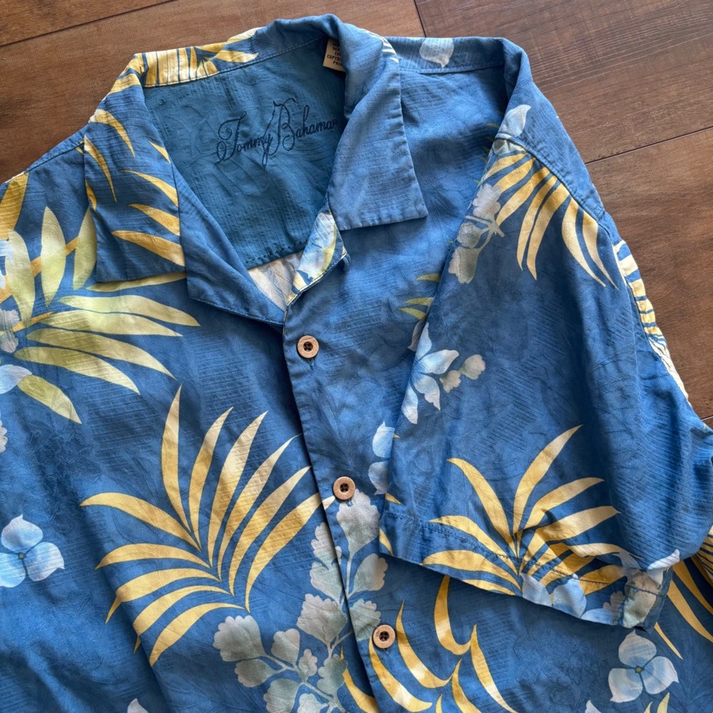 Tommy Bahama 100% Silk Hawaiian Blue  Short Sleeve Button Down Shirt Mens Size L